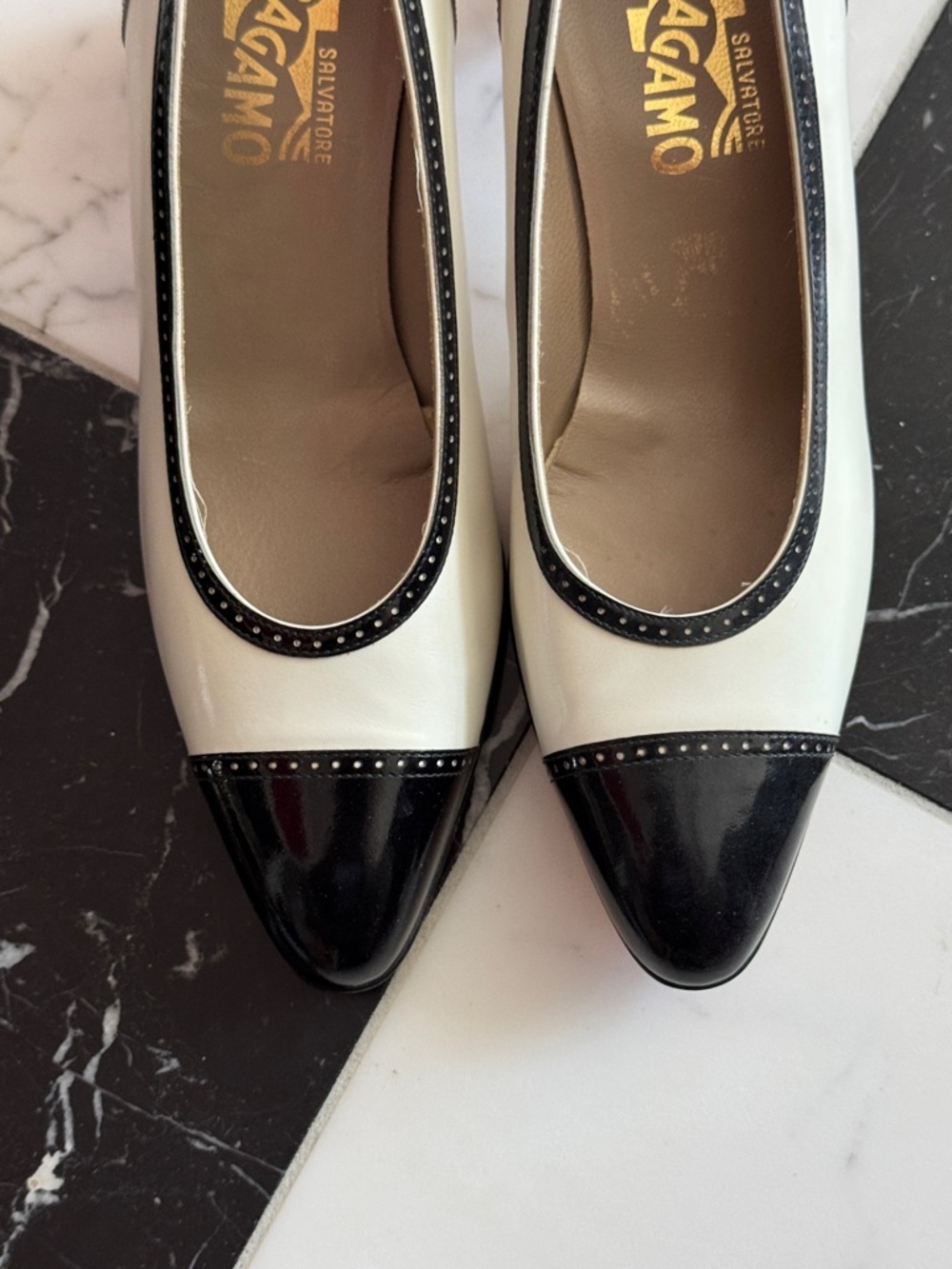 NEW Salvatore Ferragamo Vintage SPECTATOR Pumps Black White 10 AA Extra Narrow - Picture 15 of 16